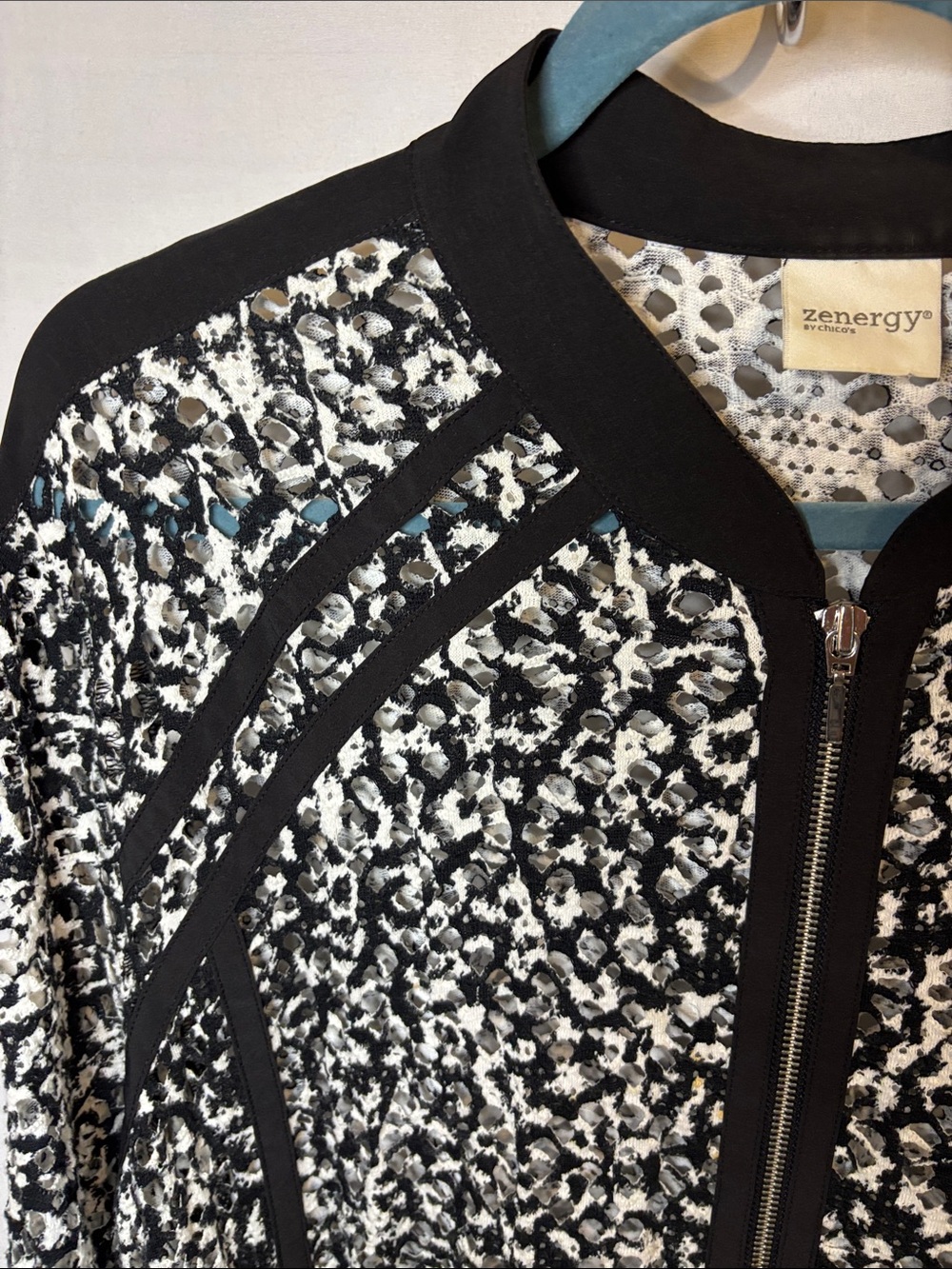Chico’s Zenergy Black and White Mesh Zip Up Lightweight Jacket XXL - Picture 2 of 4